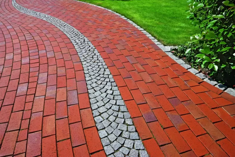 Мощение тротуарного кирпича