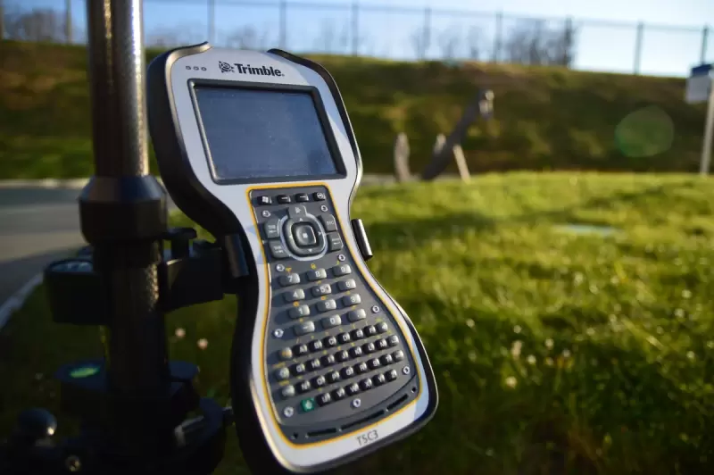 Шесть вопросов при выборе подходящего полевого контроллера для геодезии