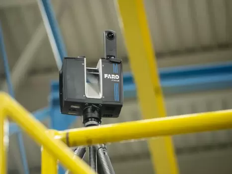 Установка наземного лазерного сканера FARO Focus Premium Max на штативе в помещении